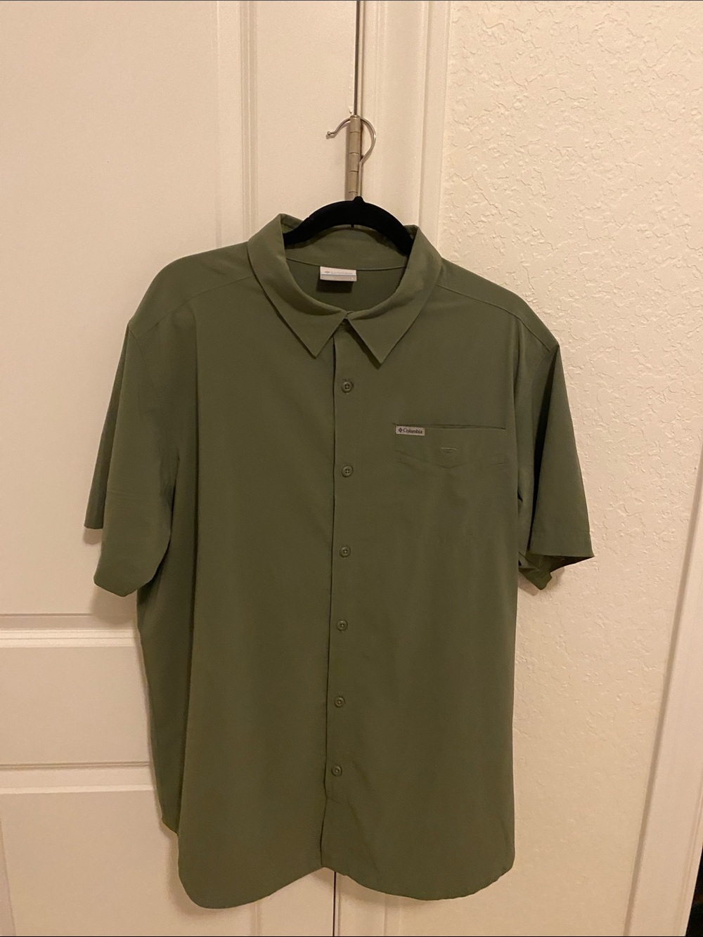 Columbia Men’s Short Sleeve Olive Green Button-Down Shirt. Lightweight